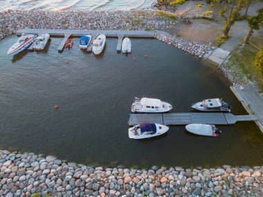 Estonya, Leesi 9 Temmuz 2024. Juminda yarımadasında Baltık Denizi 'nde tekneleri ve yatları olan küçük bir liman. Drone fotoğrafı. 