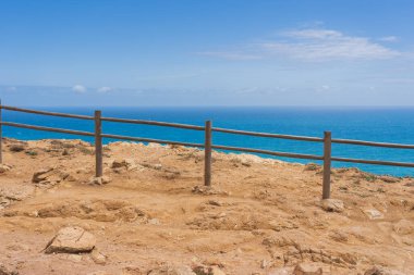 Portekiz 'in kıyı kesiminde Cabo de roca, Atlantik Okyanusu kıyısında popüler bir turizm merkezidir. Uçurumun kenarındaki tahta korkuluklar.. 