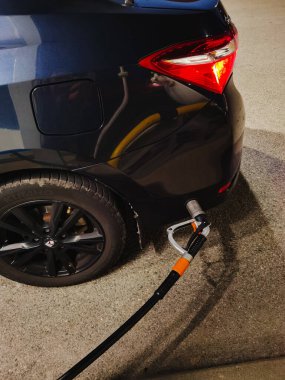 Estonya Tallinn 10 Temmuz 2024. Benzin istasyonunda bir Toyota Corolla Ipg arabasının deposunu dolduruyorum.. 