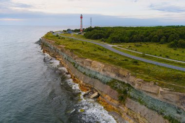 Paldiski yarımadasındaki uçurum ve deniz feneri, bir yaz akşamı, bir drondan fotoğraf.. 
