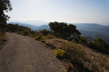 Fransa 'nın güneyinde bir yaz gününde dağların arasından geçen yılan yolu. Mont chavue.