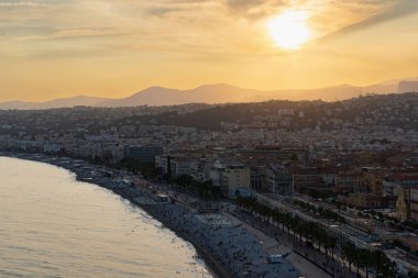 Güzel, Fransa 27 Temmuz 2024. Fransa 'nın güneyinde Nice şehrinin kıyı kesimine yukarıdan, arka planda Alp Dağları ile birlikte bakın. Gün batımında fotoğraf.