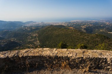 Alp Dağları 'ndaki bir gözlem güvertesinden Fransa' nın güneyindeki Nice şehrine bakın. Bir yaz sabahı fotoğrafı.. 