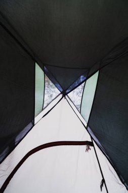 Çadırın içindeki tavana bak..