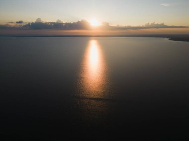 Gün batımı, Baltık Denizi 'nde gün doğumu bir yaz akşamı, sabah. Drone hava görüntüleme fotoğrafı.