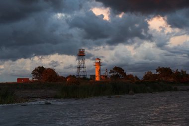 Estonya 'nın doğası, Neeme yarımadasına yaklaşan bir fırtına eski bir deniz feneri ve bir sınır kulesi, SSCB' nin mirası..