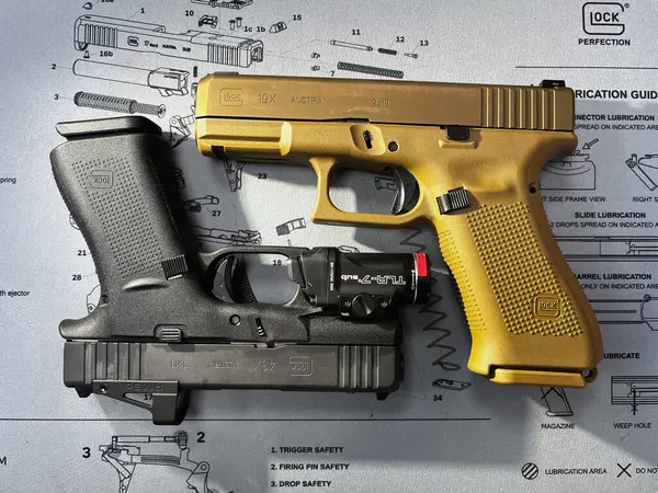 Baltık Devletleri 20 Ağustos 2024. Glock 19x ve Glock 43x tabancaları. İllüstrasyon Editörü.