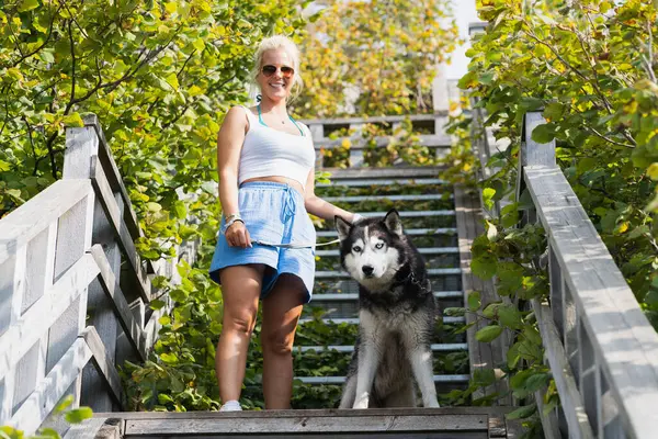 İri köpek mi? # Bir yaz günü doğada merdivenlerde bir kızla #.