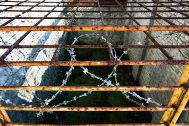 Eski maksimum güvenlikli hapishane. Murru. Dikenli tel ve sigara içme odası.