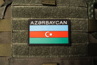 Bir askeri plaka taşıyıcısında Azerbaycan askeri sembolü, yakın plan fotoğraf..