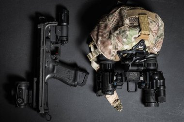 Baltık 1 Eylül 2024. Taktik teçhizat, Glock 19 tabanca, kırmızı nokta, el feneri ve gece görüş cihazı özel bir şapkaya monte edilmiş..