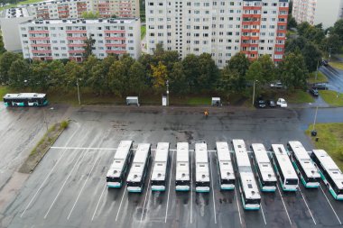 Estonya, Tallinn, 1 Eylül 2024. Lasnamae bölgesinin sonundaki otobüs durağında yağmurlu havalarda bir dronun çektiği fotoğraf..