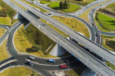 Tallinn 'e girerken Peterburi' nin viaduct tipi yolu ve kavşağı. Bir İHA 'dan fotoğraf görüntüsü.
