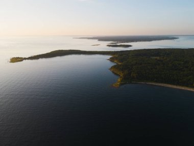 Estonya, Aegna, Krasuli, kumbli adaları ve Viimsi yarımadası yaz sabahları sakin bir deniz, yukarıdan insansız hava aracının fotoğrafı..