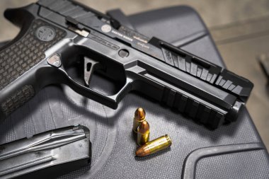 Baltık 23 Ağustos 2024. Modern taktik tabanca Sig Sauer ve 9mm 'lik fişekler. Yakın plan fotoğraf.. 