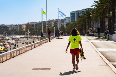 Fransa 10 Ağustos 2024. Şehir plajında şnorkeli ve maskesi olan cankurtaran kız..