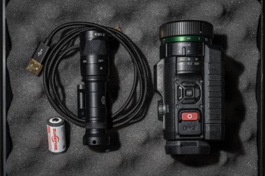 Estonya, Tallinn 15 Eylül 2024. Düşük ışık kamerası, dijital gece görüşü cihazı Sionyx Aurora ve IR silah el feneri M340v. 