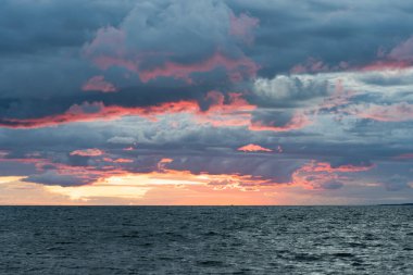 Estonya 'nın doğası, Baltık Denizi' nde fırtınalı bulutlar gün batımında bir yaz akşamı.