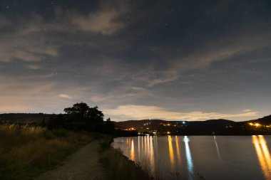 Yazın geceleri Sola nehrinde manzara astrofotografı.