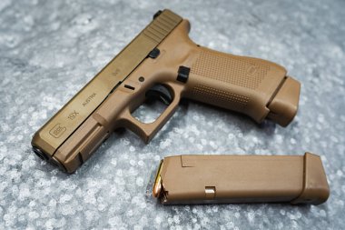 Baltık 14 Eylül 2024. Fişekli Glock 19X tabanca ve şarjör.