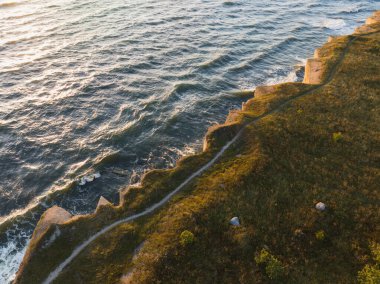 Paldiski kıyısında bir yaz akşamı gün batımında yürüyüş parkurunda, İHA 'nın fotoğraf görüntüsü..