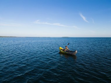 Bir adam yaz günü Baltık Denizi 'nde lastik bir kanoyla yelken açar, İHA' nın fotoğrafını çeker..