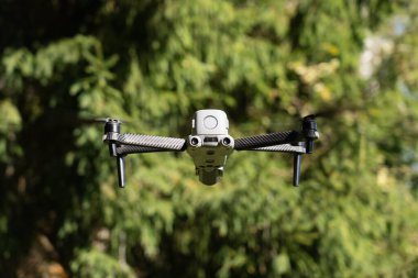 İHA 'nın ağırlığı 249 gramın üzerinde. Ormanda, dikiz aynasından uçuyor.. 