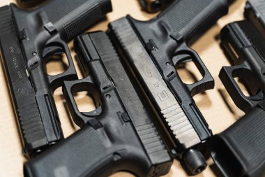 Baltık, 27 Eylül 2024. Yeni Avusturya Glock 45 ve 17 tabanca.
