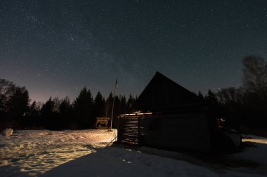 Kışın gece manzarası, Estonya çiftliği Kollazsaare ormanda izole, güzel yıldızlı gökyüzü. 