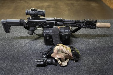 Kapalı alan atış poligonunda taktik tüfek, susturuculu AK serisi tüfek, lazer görüşü, el feneri ve gece görüş cihazı.. 