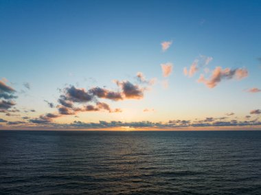 Yazın gün batımında kıyı bölgesinde Baltık Denizi, İHA 'dan deniz manzarası.