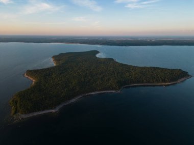 Estonya 'nın Baltık Denizi' ndeki Pedassaar adası, insansız hava aracı manzaralı.. 