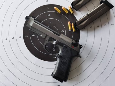 Modern 9mm 'lik taktik tabanca, mühimmat ve atış talimi için hedef..