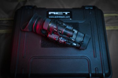 Baltık Tarihi 29 Ekim 2024. Modern gece görüşü monoküler ACT mum-14 3. nesil ve plastik ağır çanta taşıyor. 