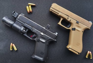 Baltık, 1 Kasım 2024. İllüstrasyon başyazısı. Modern Glock 19X tabancaları stok ve ayarlı Glock 19 mos thd.