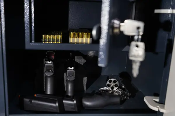 Ateşli silahlar. Modern tabancalar, tabancalar ve cephane bir silah kasasında, yakın plan fotoğraf..