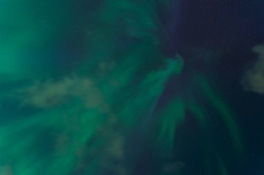 Gece sahnesi, yıldızlı gökyüzü ve kuzey ışıkları. Astrofotoğrafçılık.