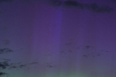 Kuzey ışıkları sırasında yıldızlı gökyüzü, yakın çekim..