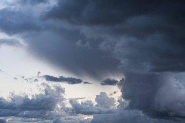 Gökyüzünde fırtına bulutları, hava durumu. Fotoğraf arkaplan dokusu.