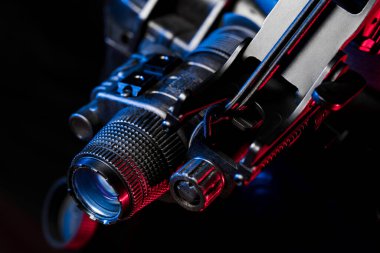 Gece görüşü cihazı taktik bir kaska monte edildi. Fotoğrafı karanlıkta kapat..