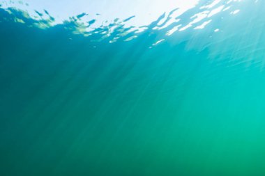 Su altı fotoğrafçılığı, parlak güneş ışınları saydam sulara nüfuz ediyor, Rummu taş ocağı, Estonya.