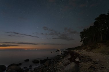 Gece manzarası, Pedassaar adasının kumlu kıyıları, yıldızlı gökyüzü, samanyolu ve Finlandiya Körfezi.