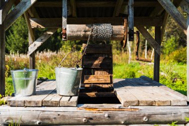 Bir yaz günü demir kovalarla dolu geleneksel bir köy.. 