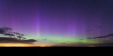 Gece sahnesi. Bulutları ve kuzey ışıklarıyla yıldızlı gökyüzü. Manyetik fırtına.