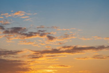 Fotoğraf arkaplan dokusu, gün batımında renkli gölgeli güzel gökyüzü.