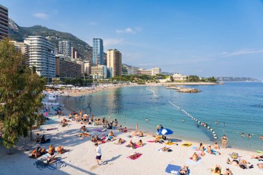 Monako, 23 Temmuz 2024. İnsanlar yaz günü plajda güneşlenip yüzerler..