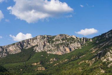 Fransa 'nın güneyindeki Alpler' de bir yaz günü dağ manzarası. Bulutlu mavi gökyüzü.