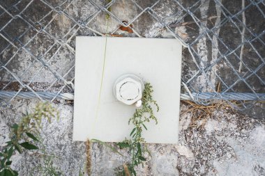 Dağların ve kayaların çökmesine karşı çelik ağ ve bağlayıcıların yapımı. Fotoğraf yakın plan..