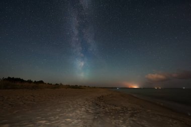 Gece manzarası astrofotoğrafçılığı, Perakula kumlu plajı, Baltık denizi ve samanyolu.. 