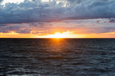 Gün batımı, Baltık Denizi 'nde fırtına sırasında gün doğumu, bir yaz akşamı, insansız hava aracı manzarası..